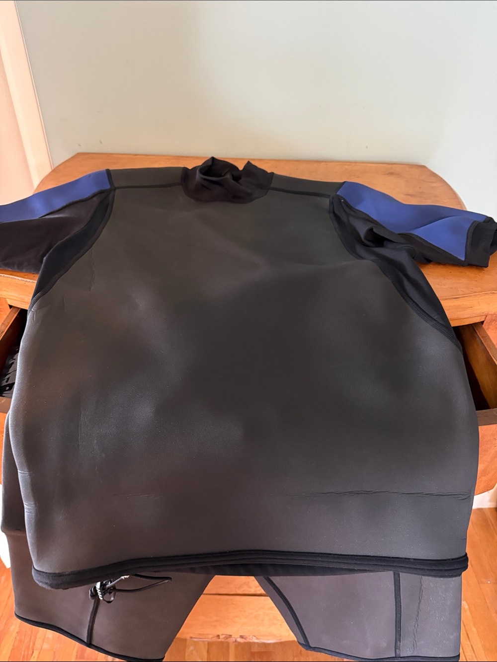 Large Men’s Black 2mm Neoprene Short-Sleeve Wetsuit Top with bright Blue Accents